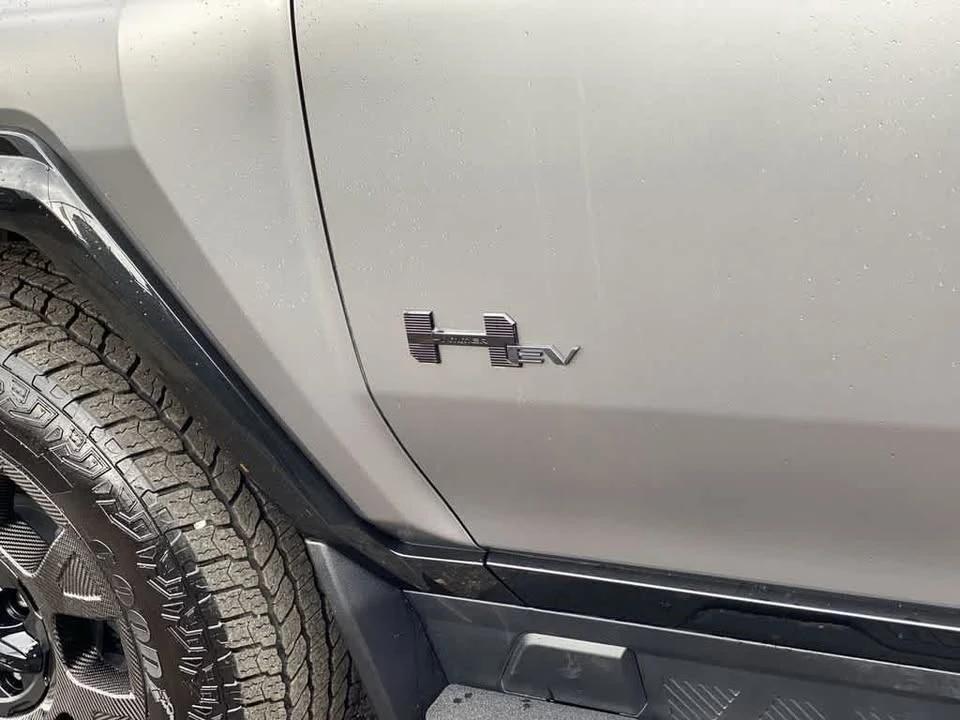 2026 GMC Hummer EV - Image 10 of 19