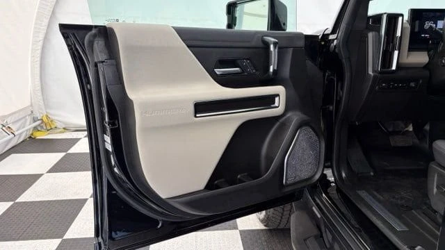 2026 GMC Hummer EV - Image 19 of 20