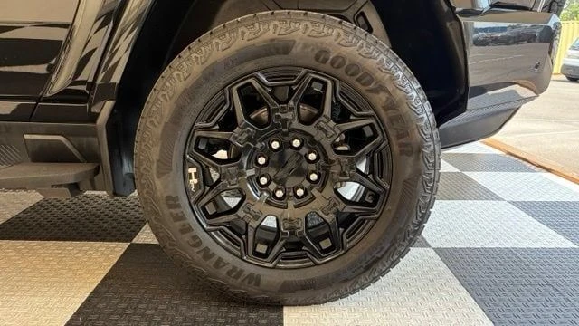 2026 GMC Hummer EV - Image 15 of 20