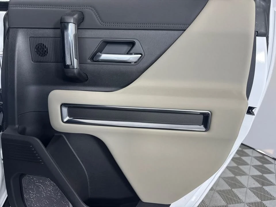 2026 GMC Hummer EV - Image 16 of 20