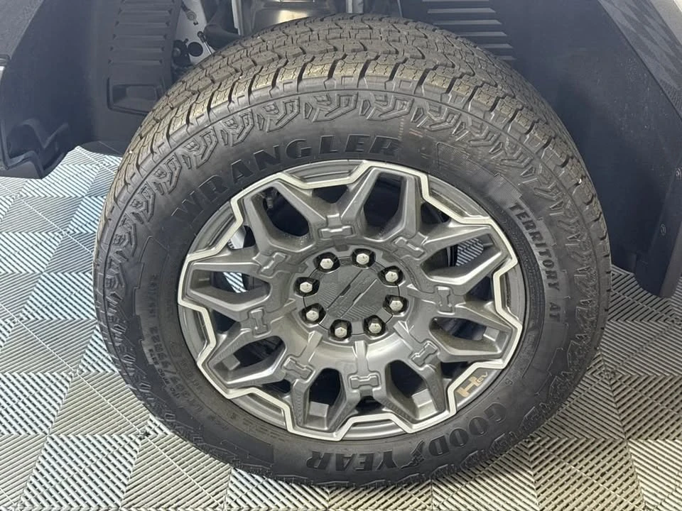2026 GMC Hummer EV - Image 17 of 20