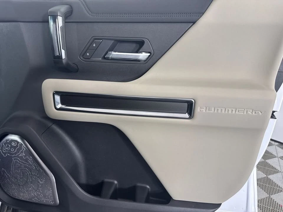 2026 GMC Hummer EV - Image 14 of 20