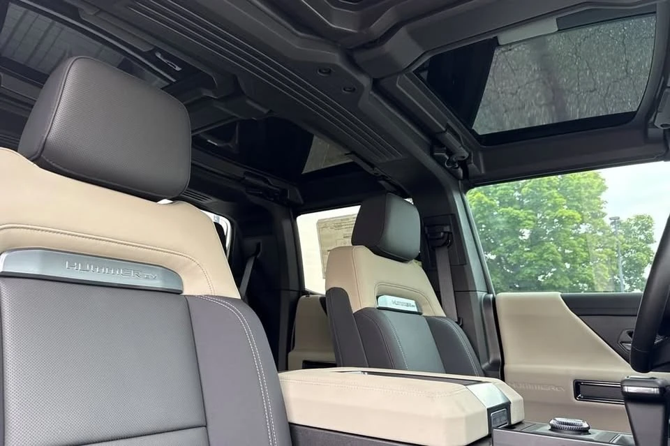 2026 GMC Hummer EV - Image 16 of 20