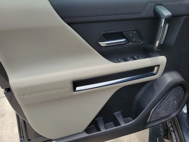 2026 GMC Hummer EV - Image 9 of 12