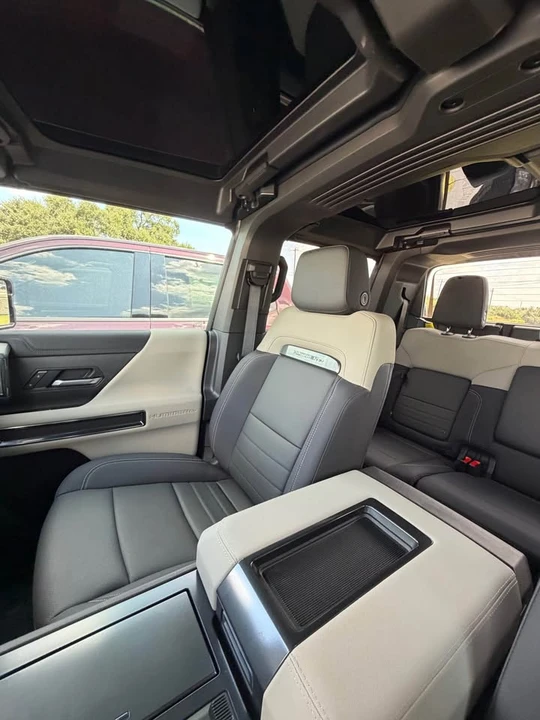 2026 GMC Hummer EV - Image 10 of 12