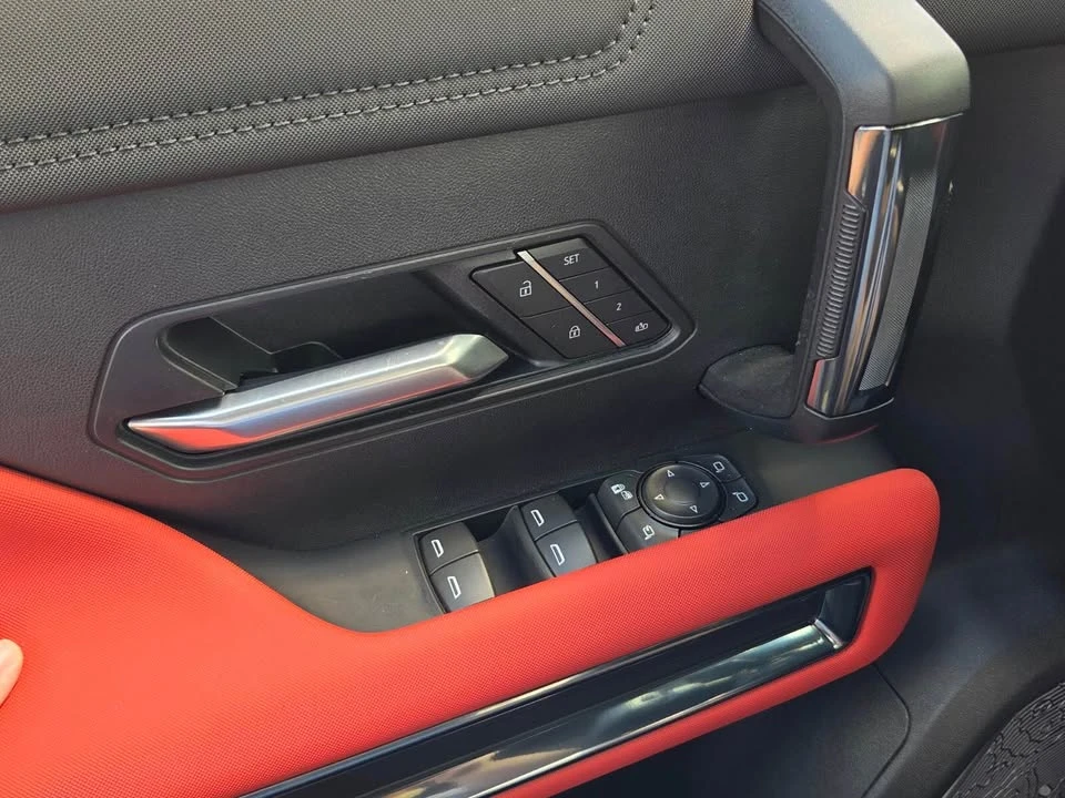 2026 GMC Hummer EV - Image 18 of 20