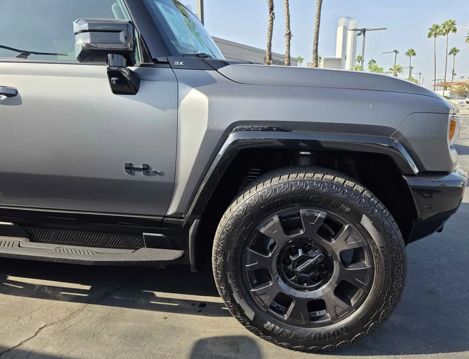 2026 GMC Hummer EV - Image 7 of 17