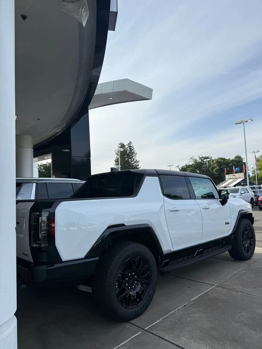 2026 GMC Hummer EV - Image 3 of 4