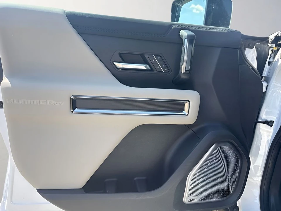 2026 GMC Hummer EV - Image 28 of 31