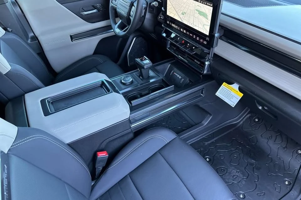 2026 GMC Hummer EV - Image 13 of 20