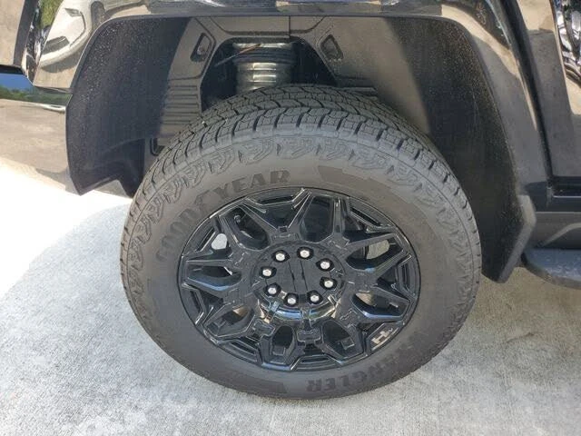 2026 GMC Hummer EV - Image 5 of 12
