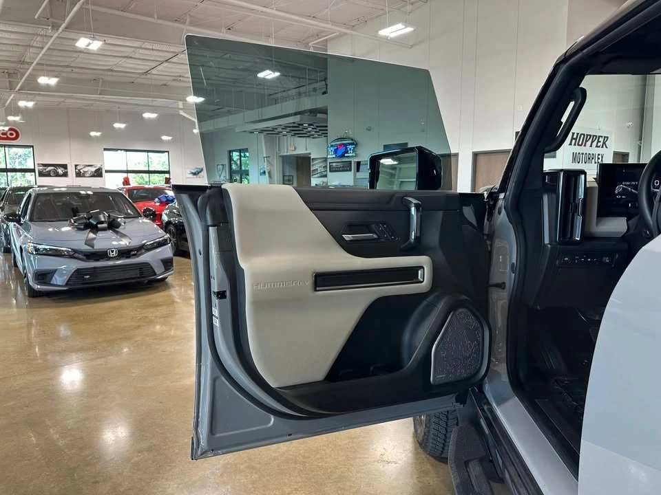 2026 GMC Hummer EV - Image 10 of 20