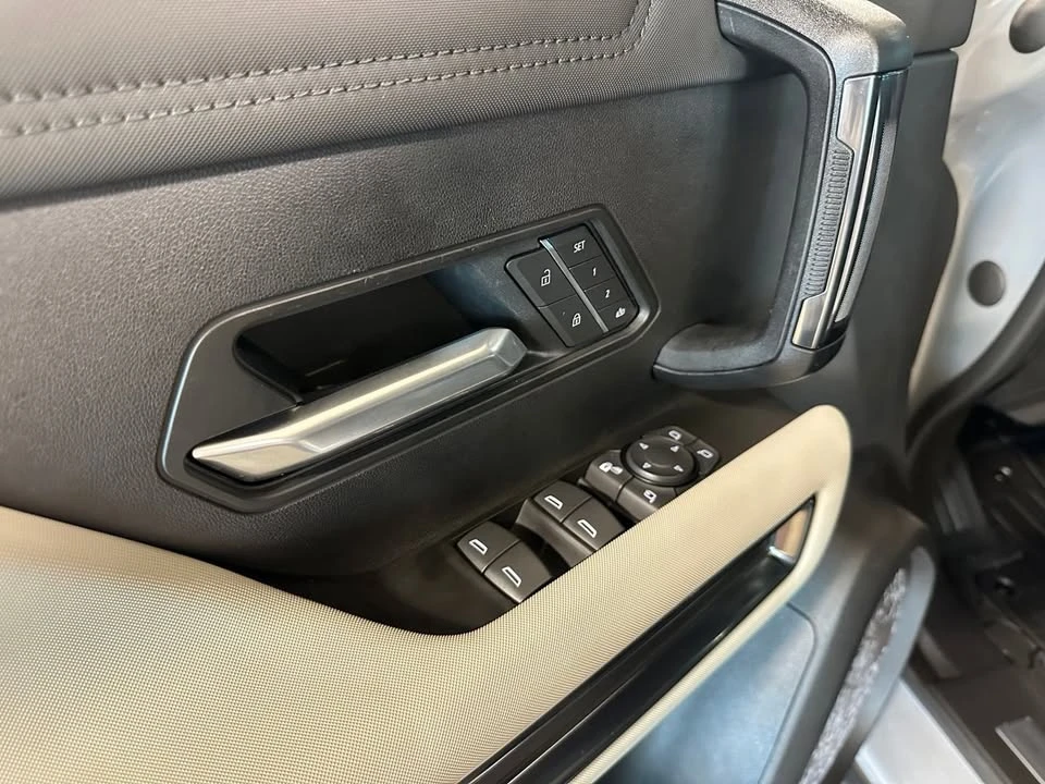 2026 GMC Hummer EV - Image 11 of 20