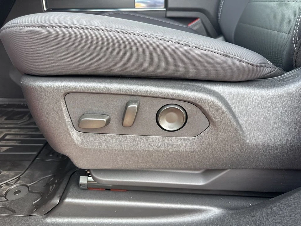 2026 GMC Hummer EV - Image 10 of 12