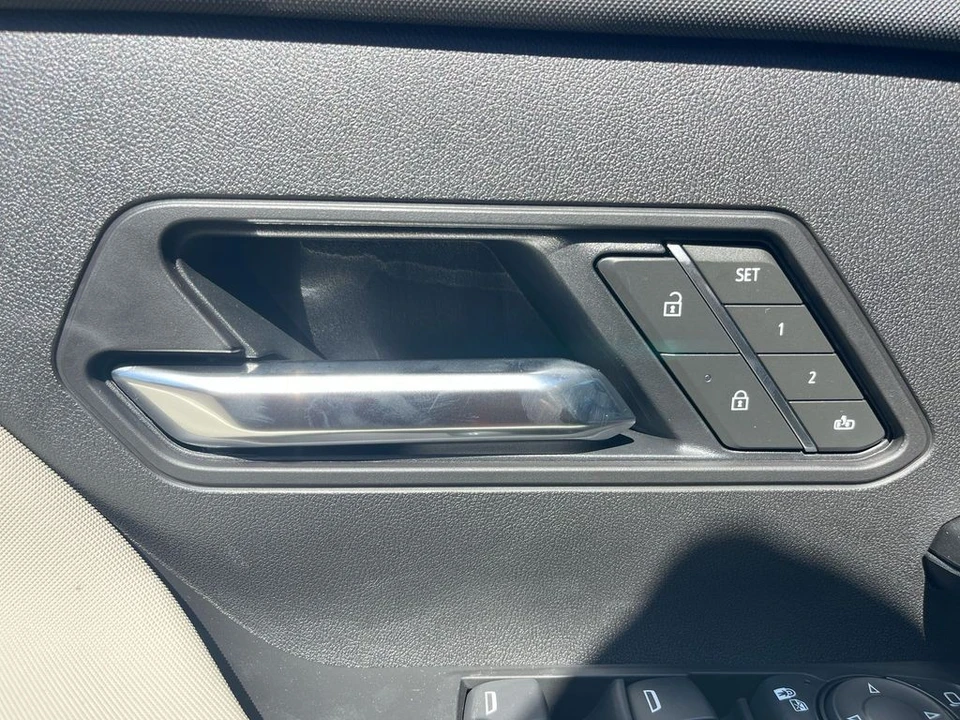 2026 GMC Hummer EV - Image 11 of 12