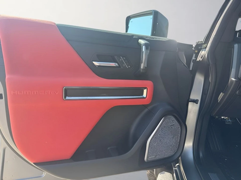 2026 GMC Hummer EV - Image 28 of 31