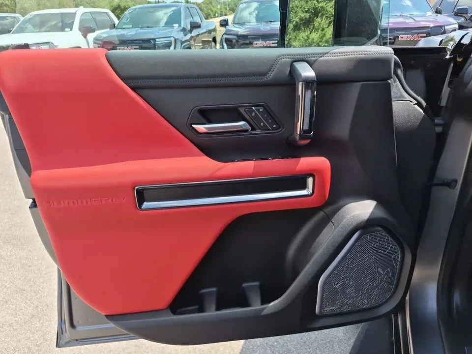 2026 GMC Hummer EV - Image 17 of 19