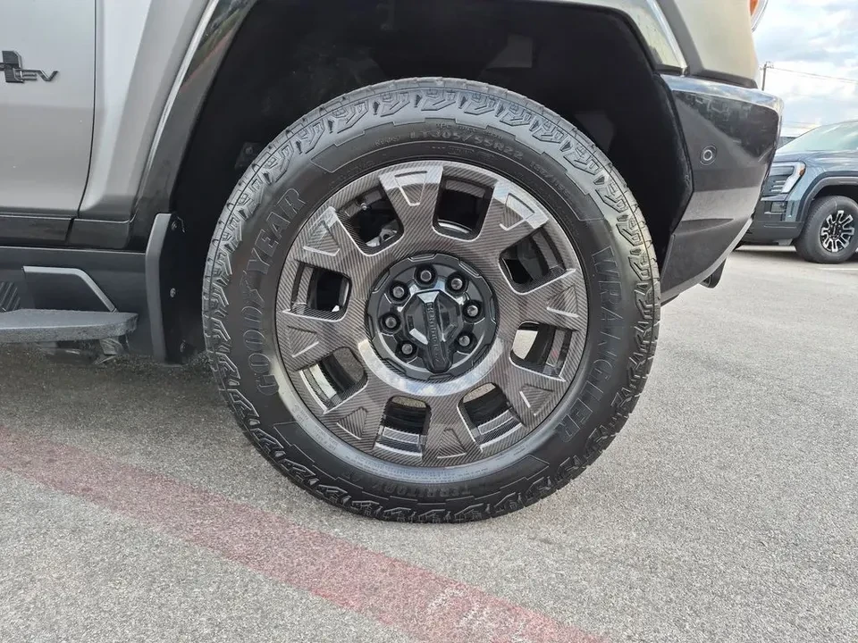 2026 GMC Hummer EV - Image 15 of 19