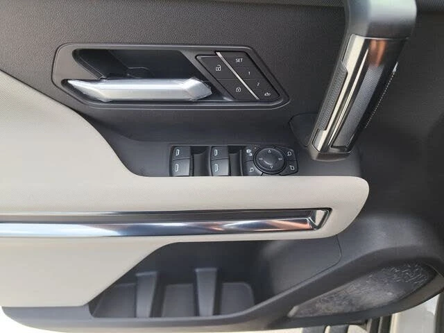 2026 GMC Hummer EV - Image 9 of 12