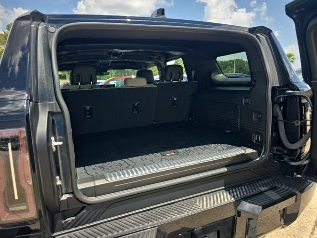 2026 GMC Hummer EV - Image 17 of 18