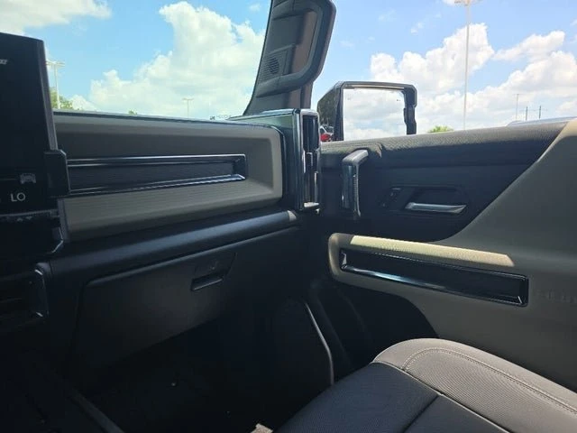 2026 GMC Hummer EV - Image 11 of 18
