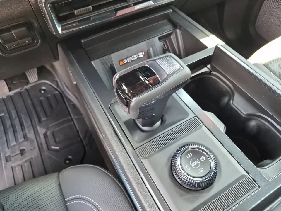 2026 GMC Hummer EV - Image 15 of 20