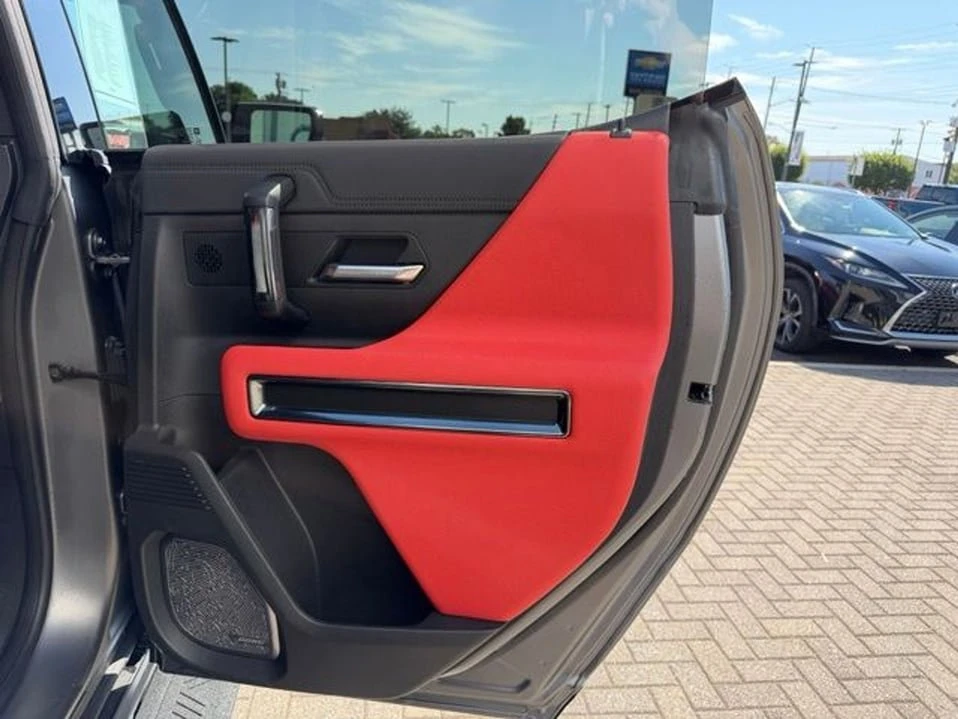 2026 GMC Hummer EV - Image 10 of 15
