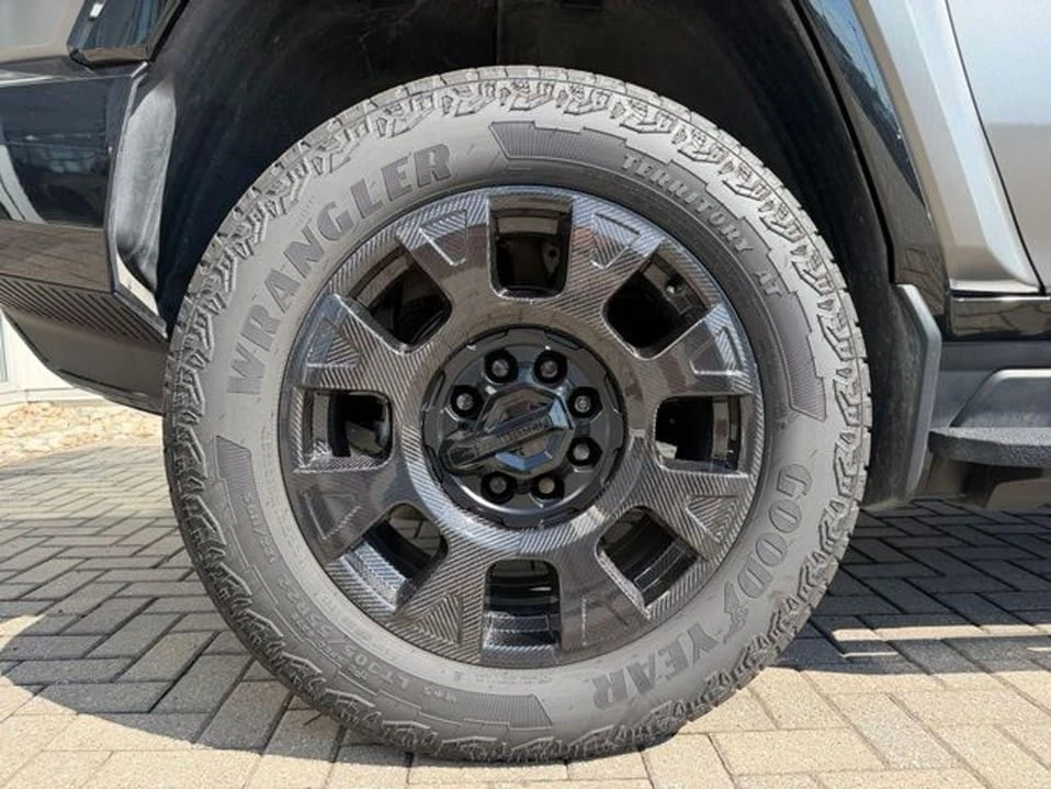 2026 GMC Hummer EV - Image 7 of 15