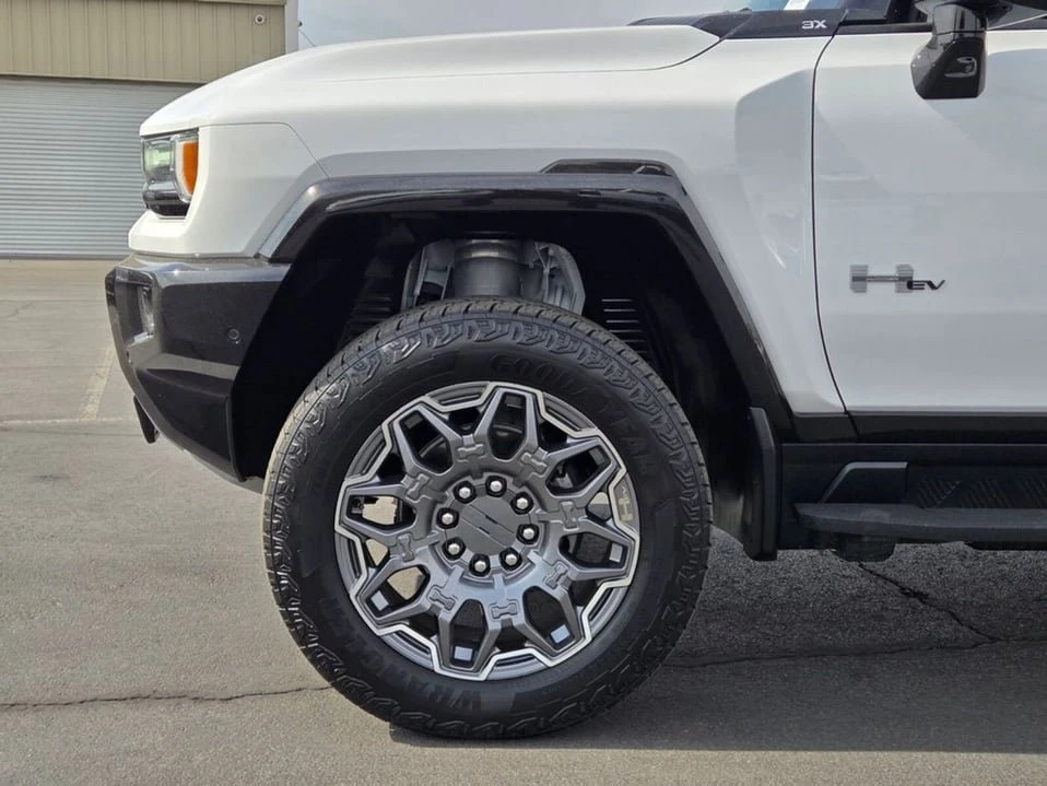 2026 GMC Hummer EV - Image 8 of 20