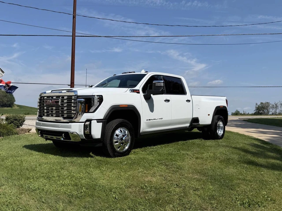 2026 GMC Sierra 5th Gen - Image 2 of 31