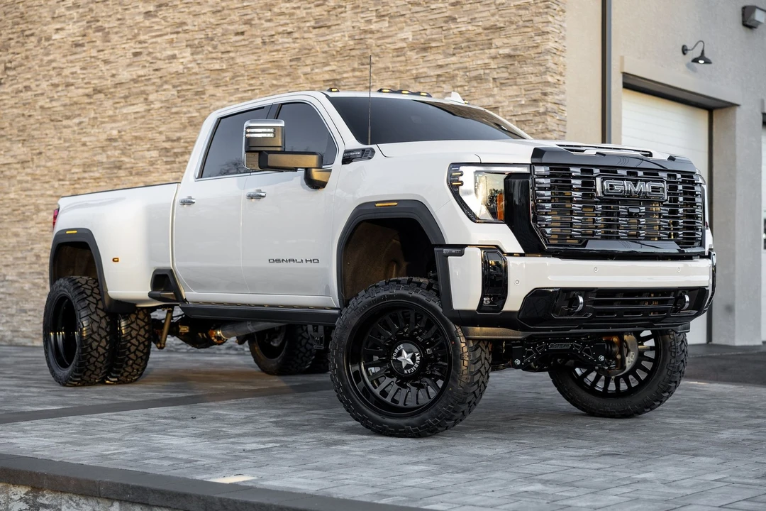 2026 GMC Sierra 5th Gen - Image 2 of 21