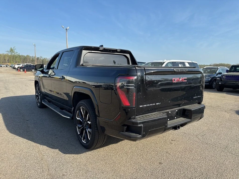 2026 GMC Sierra 5th Gen - Image 2 of 7