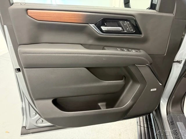 2026 GMC Yukon 5th Gen - Image 14 of 21