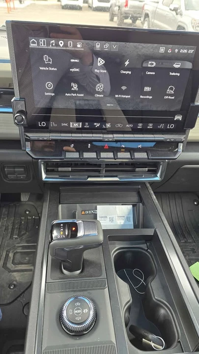 2026 GMC Hummer EV - Image 10 of 11