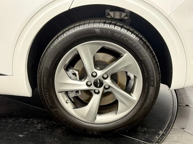 2026 Genesis GV70 - Image 15 of 21