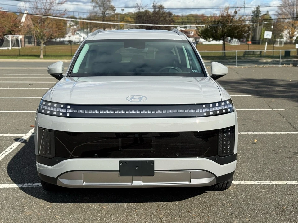 2026 Hyundai Ioniq 9 - Image 2 of 31