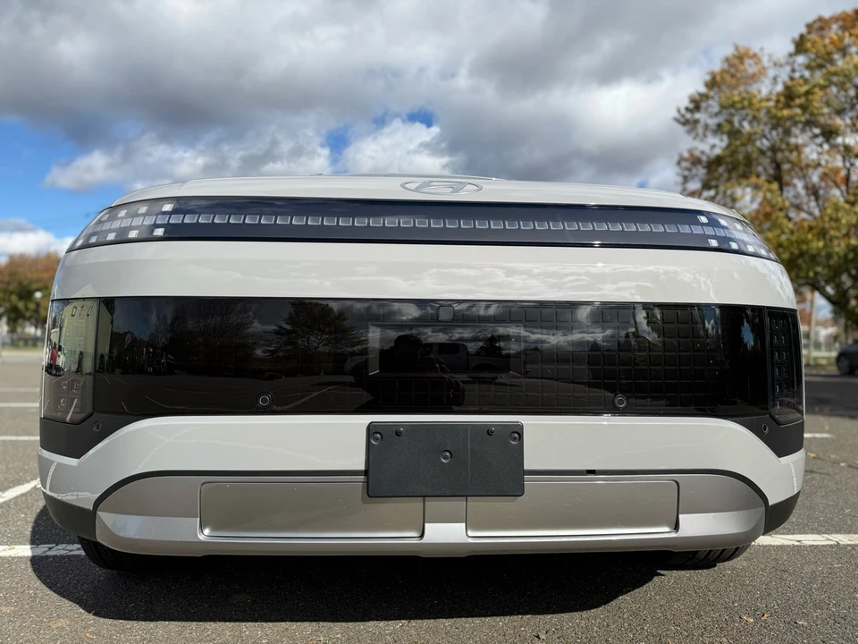 2026 Hyundai Ioniq 9 - Image 10 of 31