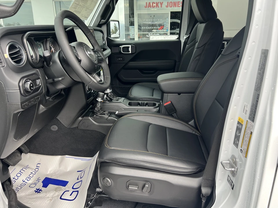 2026 Jeep JT Gladiator - Image 15 of 25