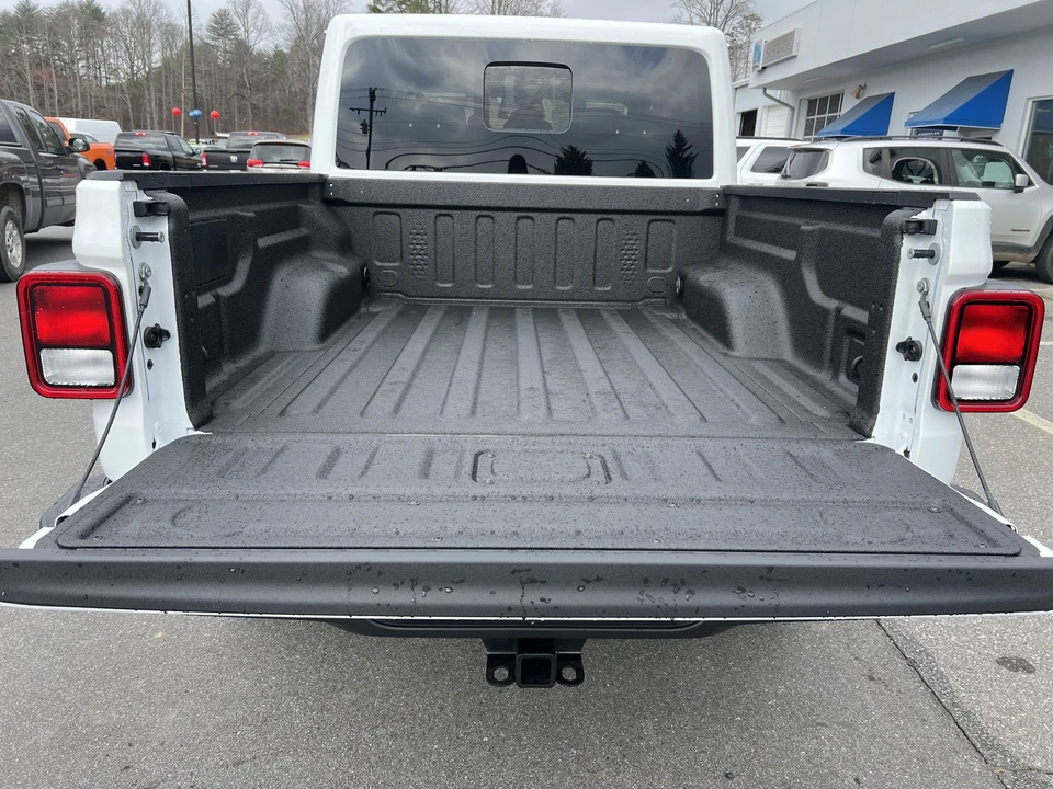 2026 Jeep JT Gladiator - Image 9 of 25