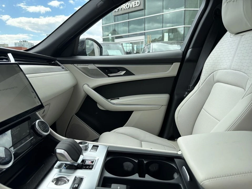2026 Jaguar F-Pace - Image 16 of 19