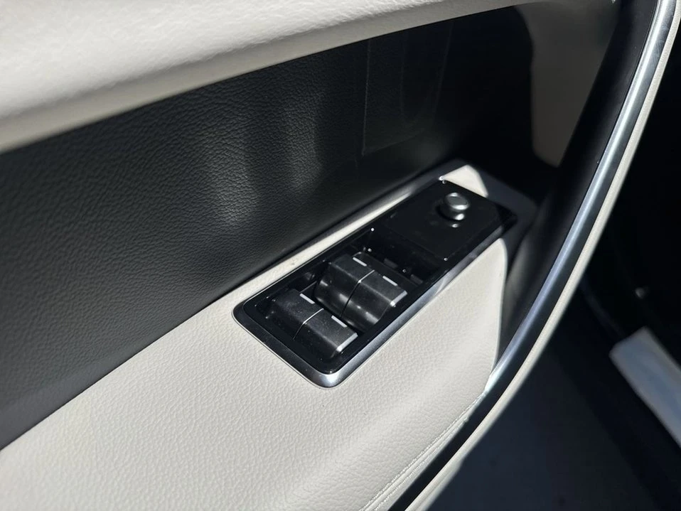 2026 Jaguar F-Pace - Image 7 of 18