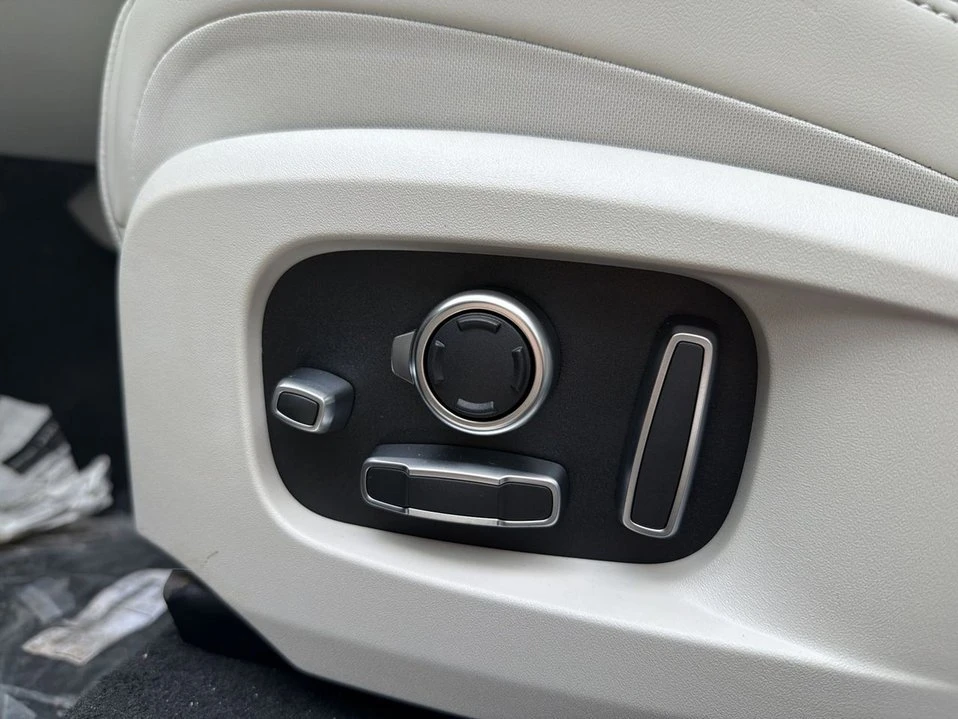 2026 Jaguar F-Pace - Image 7 of 19