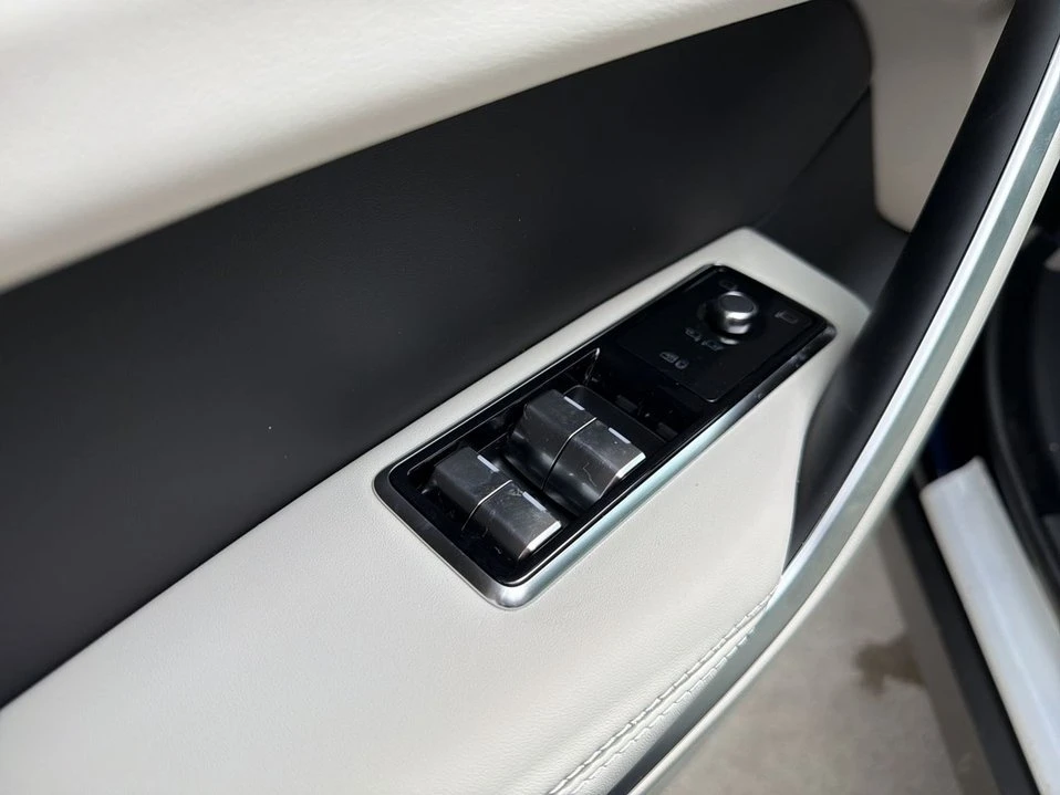 2026 Jaguar F-Pace - Image 8 of 19