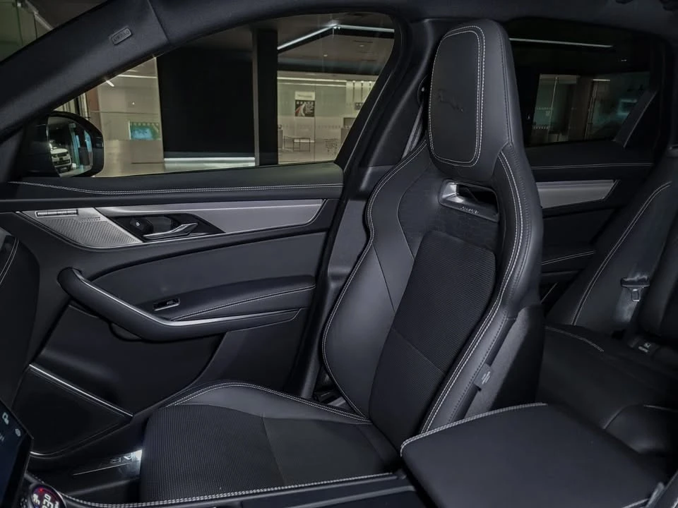 2026 Jaguar F-Pace - Image 18 of 19