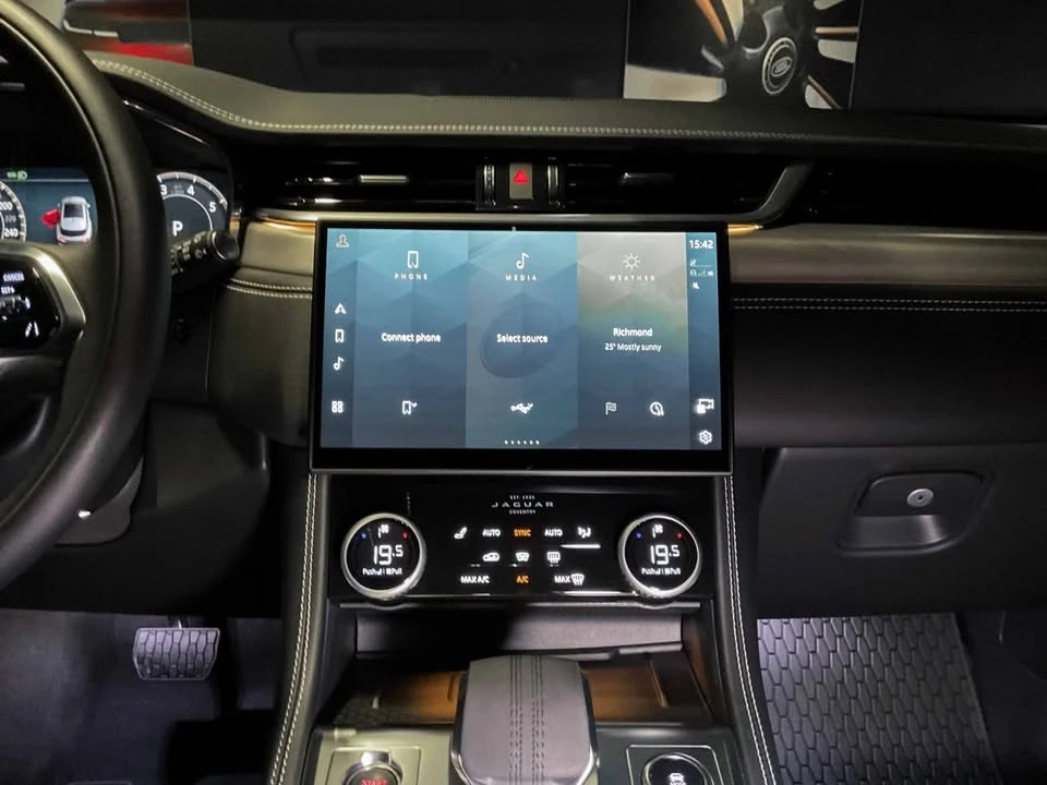 2026 Jaguar F-Pace - Image 16 of 19
