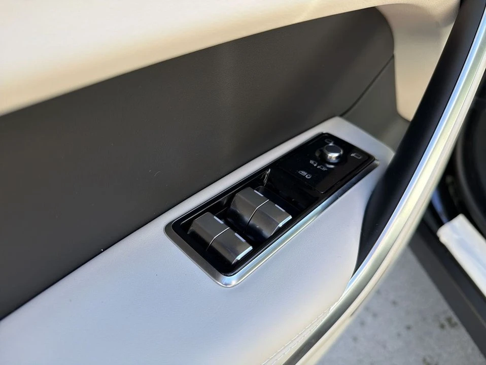 2026 Jaguar F-Pace - Image 7 of 16