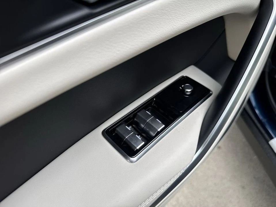 2026 Jaguar F-Pace - Image 7 of 18