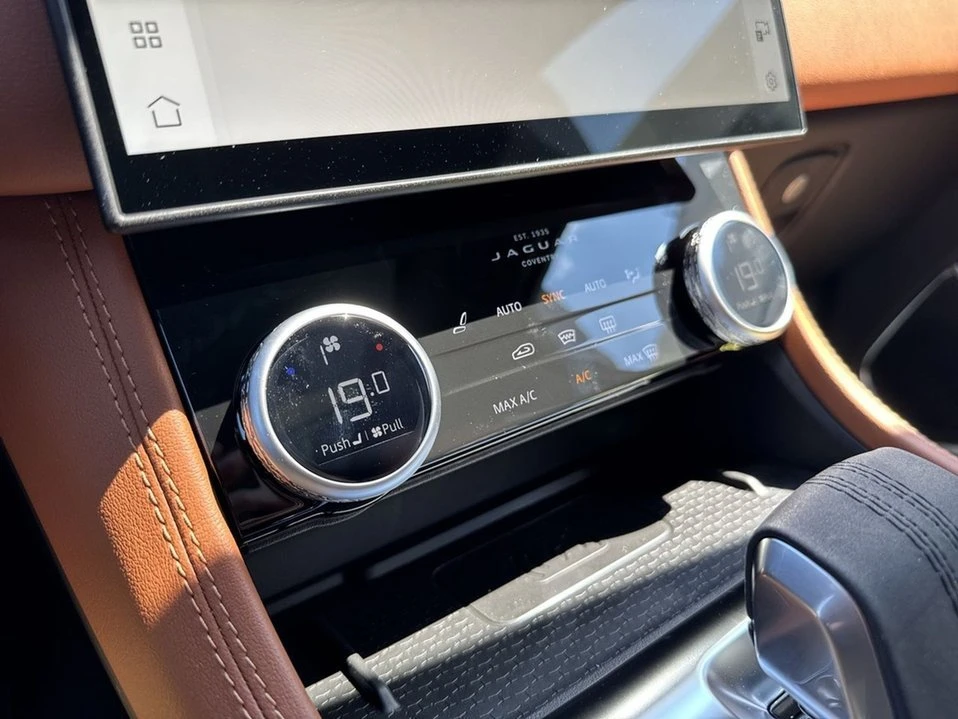 2026 Jaguar F-Pace - Image 13 of 18