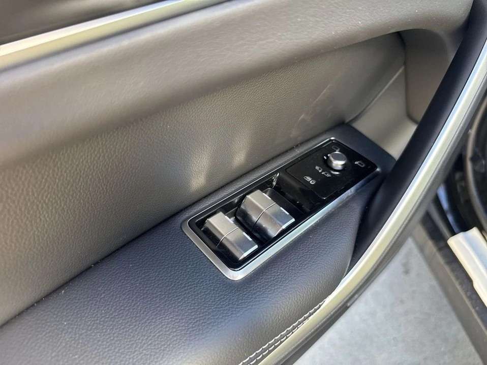 2026 Jaguar F-Pace - Image 7 of 18