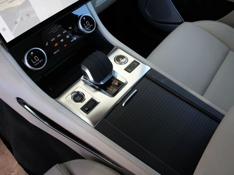 2026 Jaguar F-Pace - Image 12 of 17